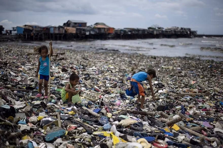 Asia is the top marine polluter, accounting for 60% of plastic waste discharged into the sea. The five Asian polluting countries are China, Thailand, Vietnam, Indonesia and the Philippines, four of which are ASEAN member states (Photo: AFP/VNA)