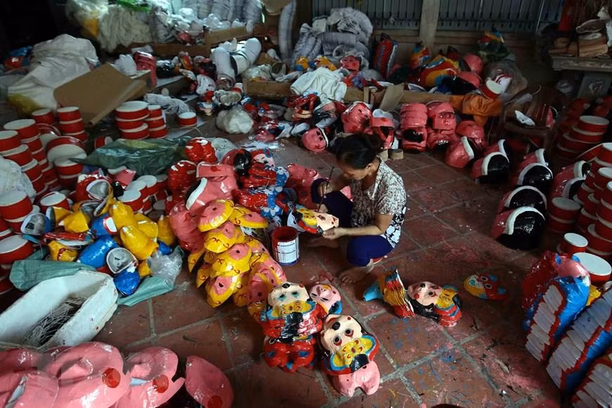 Hao villagers make mid-Autumn toys all year round, but are at their busiest during the sixth and seventh months, to prepare for wholesale to other localities (Photo: VNA)