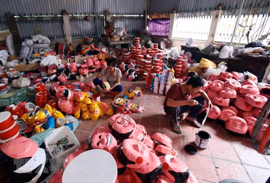 Hao village in Khoai Chau district, Hung Yen provine, with hundreds of years of history, is one of Vietnam’s most famous villages for making traditional toys for mid-Autumn Festival (Photo: VNA)