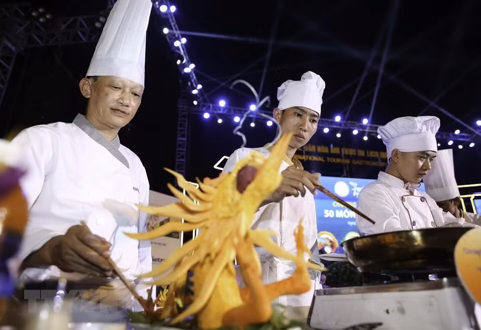 Up to 25 Vietnamese and foreign chefs gather to make around 50 different dishes from eels (Photo: VNA)