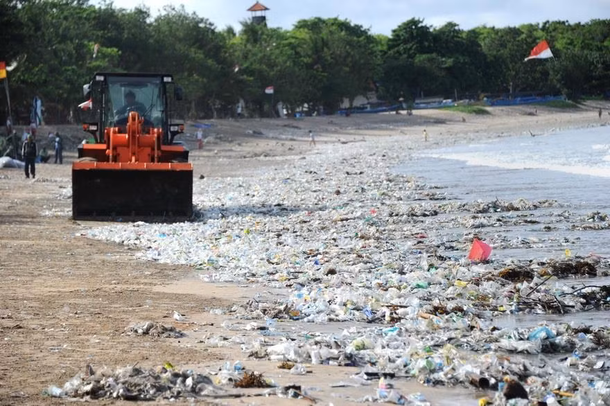 ASEAN countries have set ambitious goals to lessen plastic litter. Thailand has set a target of recycling 60% of plastic litter by 2021 while Indonesia has pledged 1 billion US dollars each year to cut 70% of plastic waste in the ocean by 2025 (Photo: AFP/VNA)