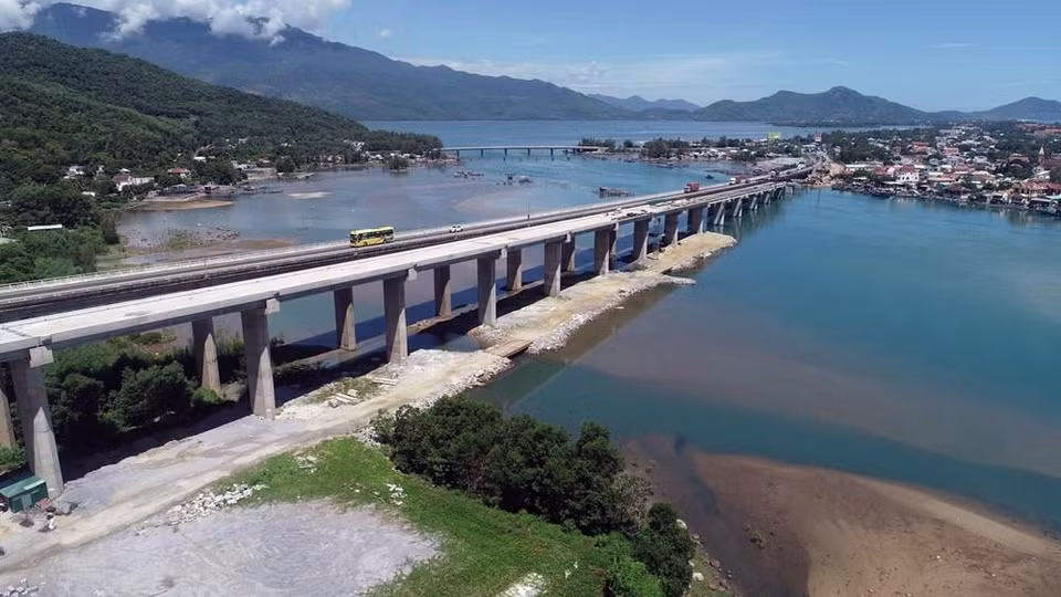 The tunnel plays a key role in the East-West Economic Corridor that links Laos, Thailand, Myanmar and Vietnam, and National Highway No 1A (Photo: VNA)