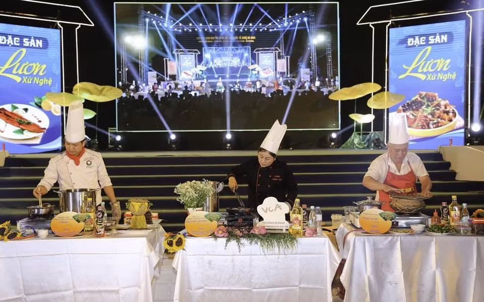 Chefs make around 50 dishes from eels (Photo: VNA)
