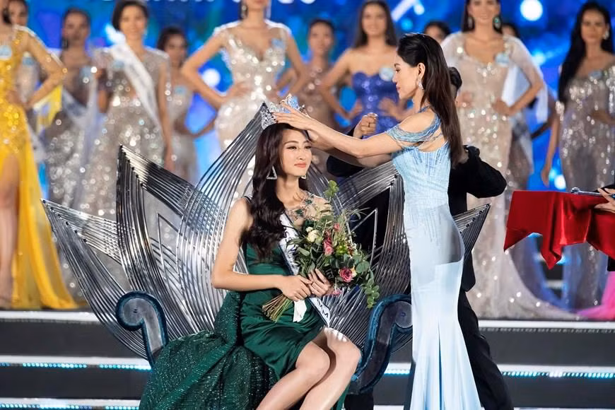 Luong Thuy Linh receives a crown worth 3 billion VND (129,000 USD) and a sceptre, along with a cash award of 300 million VND (12,900 USD). She will represent Vietnam at the Miss World 2019 that is scheduled to take place in London in early December (Photo: VNA)