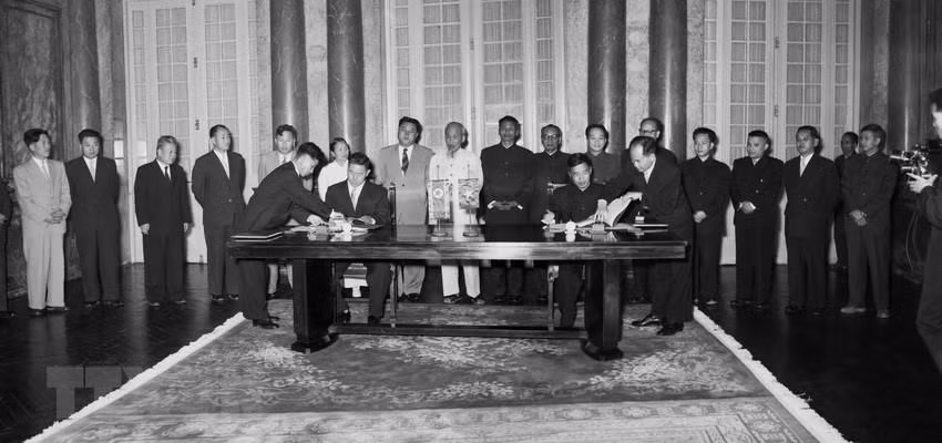 Vietnam and the DPRK sign a trade agreement in the presence of President Ho Chi Minh and Premier Kim Il Sung, December 2, 1958 (Photo: VNA)