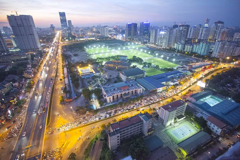 Compared with 20 years ago, Hanoi has expanded its land area, with a bigger population and more modern new appearance (Photo: VNA)