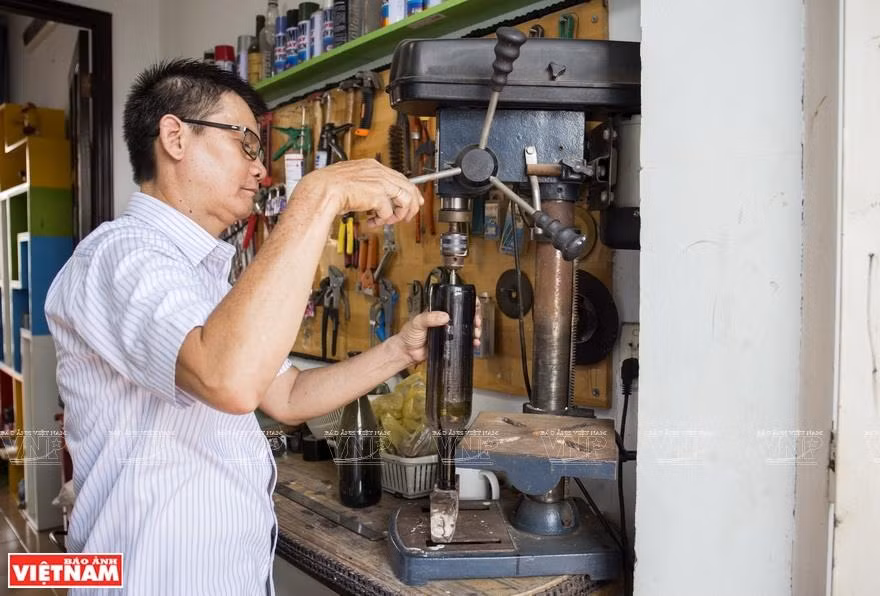 Binh has recycled more than 10,000 glass bottles and plastic caps into beautiful items to decorate his home in Tan Phu district (Photo: VNA)