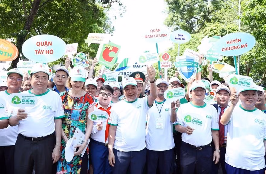 Prime Minister Nguyen Xuan Phuc at the launch of a campaign against plastic litter in Hanoi (Photo: VNA)