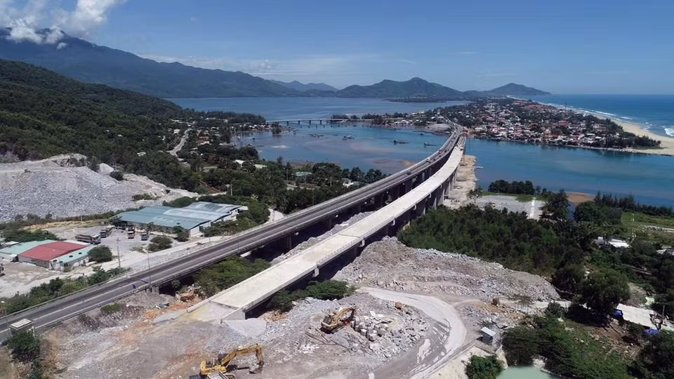 Construction on the two-lane Hai Van Tunnel 2, which runs parallel to the two-lane Hai Van 1 tunnel, and upgrading of the current Hai Van No 1 started in April 2016 with total investment of 376 million USD (Photo: VNA)