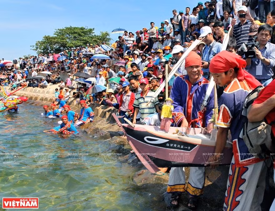 Releasing boat, a ritual at Le khao le the linh Hoang Sa (Feast and Commemoration Festival for Hoang Sa soldiers) (Photo: VNA)