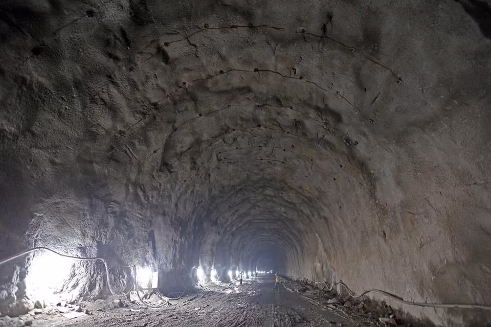 6.29km tunnel project will be technically cleared in October in preparation for the final stage of the longest road tunnel in Vietnam and ASEAN (Photo: VNA)