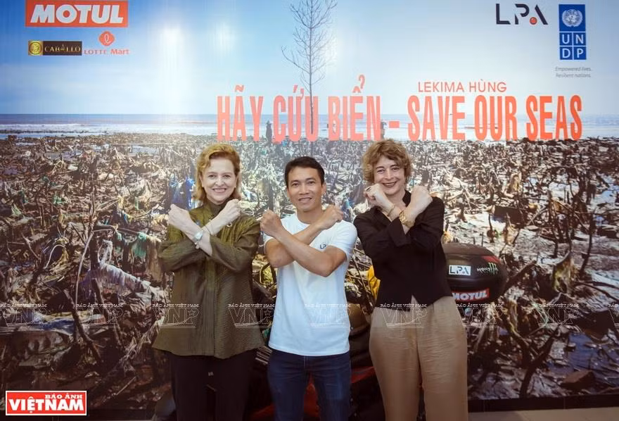 Hung, who was awarded the title of Ambassador of the Ocean by the Ministry of Natural Resources and Environment, expects to have other photo exhibitions to raise public awareness about this global issue (Photo: VNA)