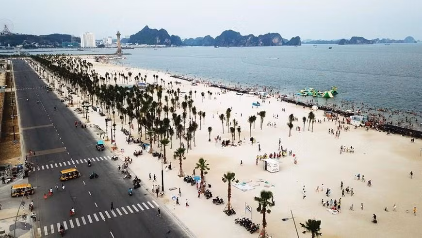 By 2030, Vietnam will manage to have 100 percent of coastal tourism sites and service facilities not using single-use plastic products and plastic bags, and 100 percent of marine reserves not having plastic waste (Photo: VNA)