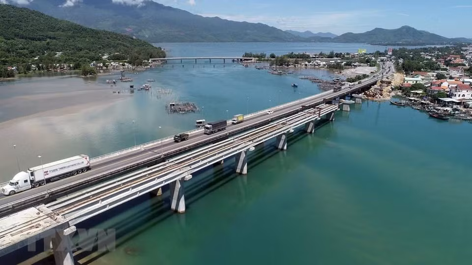 The completion of the 6.29km Hai Van Tunnel 2 project and 5.85km entrance roads at the two ends of the tunnel will help shorten travel time for vehicles on the North-South road (Photo: VNA)