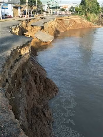 Previously, 85 metres along National Highway No 91 in Binh My commune, Chau Phu district, An Giang province were slid into the river (Photo: VNA)