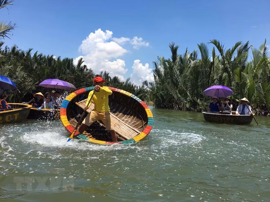 Riding a bamboo coracle to discover Coconut Forest is a wonderful experience visitors should not miss in Hoi An (Photo: VNA)