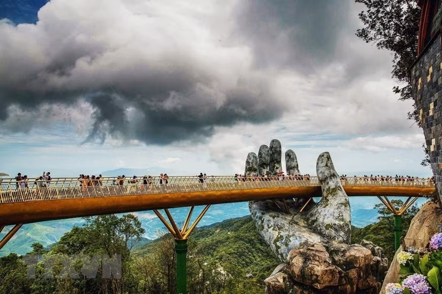 From the bridge, visitors have a panoramic view of green mountains (Photo: VNA)