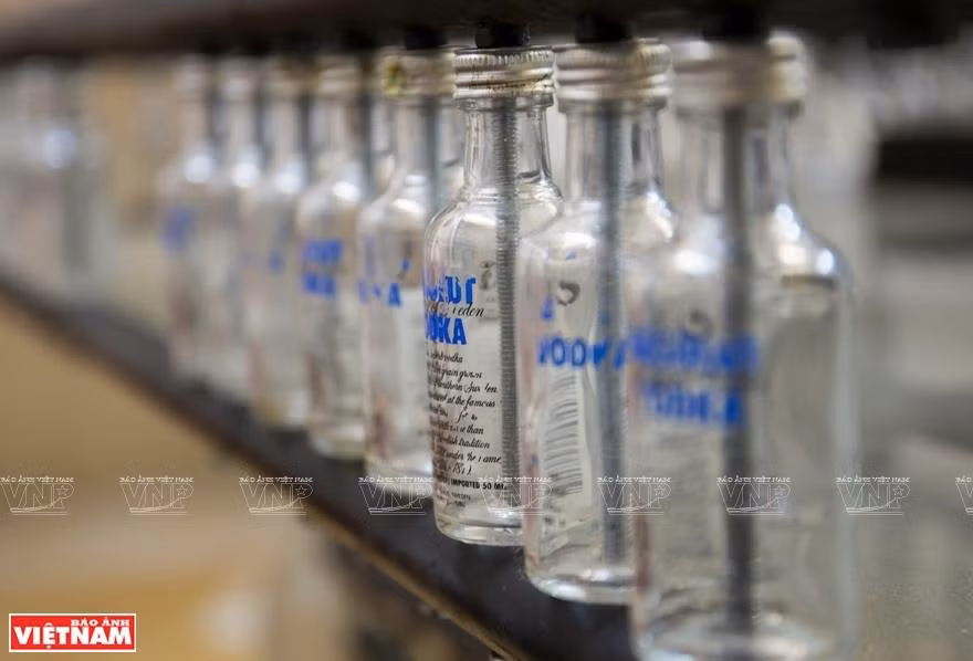 Fixing the bottles (Photo: VNA)