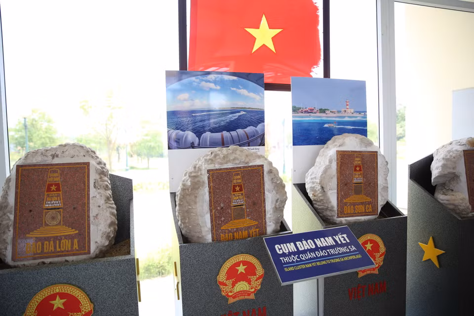 21 stone boards from 21 islands on Truong Sa are on display (Photo: VNA)