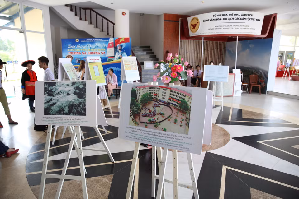 The exhibition space at the Vietnam National Village for Ethnic Culture and Tourism in the outskirts of Hanoi showcases mementoes, documents on Truong Sa and Hoang Sa archipelagoes (Photo: VNA)