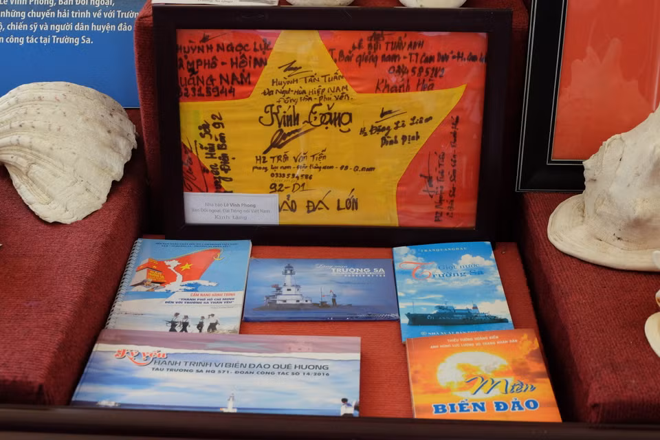 Mementoes presented by island soldiers include national flags, sea shells, publications on the national sea and islands (Photo: VNA)