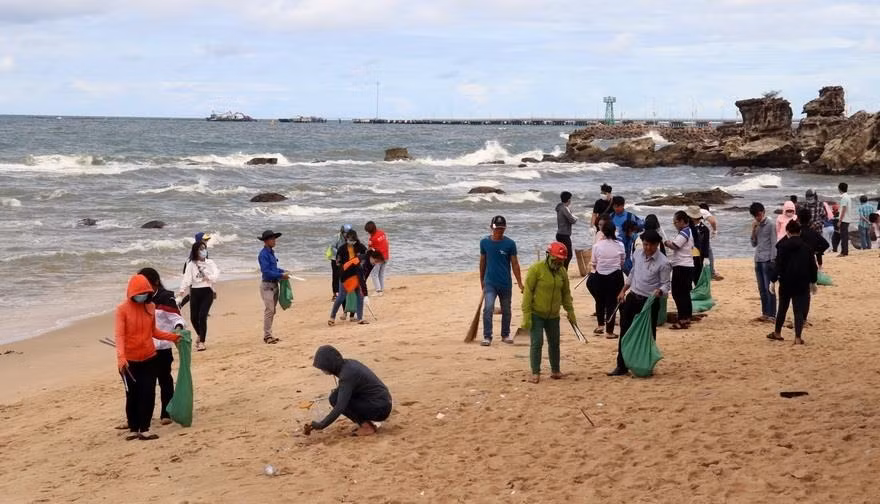 Collecting plastic waste on Dinh Cau beach, Phu Quoc, Kien Giang (Photo: VNA)