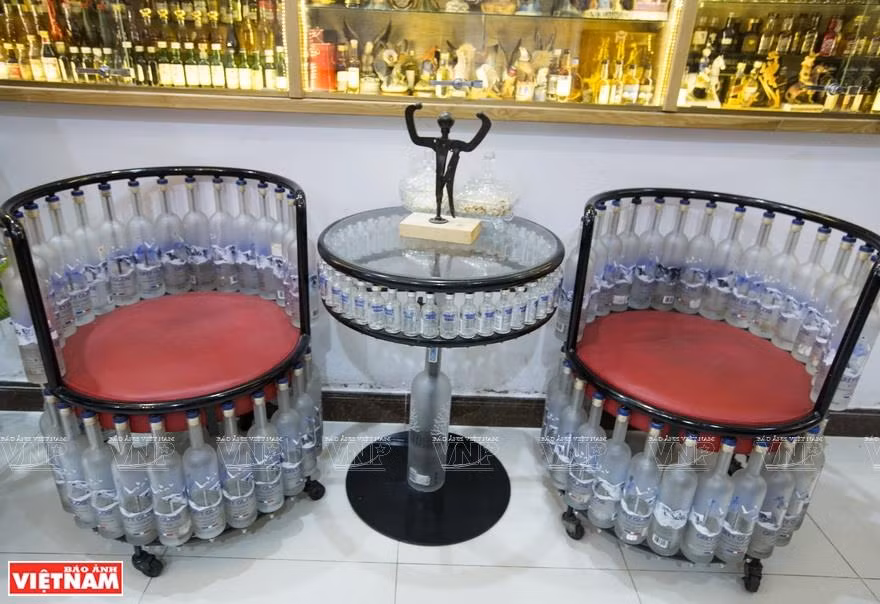 Furniture and decorative items in Binh's home are made from glass bottles (Photo: VNA)