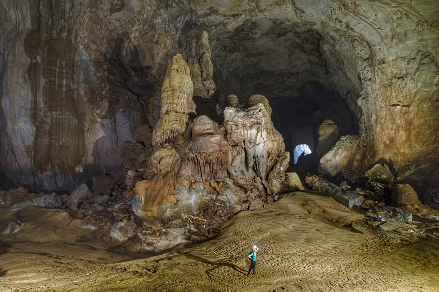 Through difficulties, ‘heaven’ is waiting. Cave experts are researching the connection between Son Doong Cave and neighbouring Thung Cave. If the connection is made At more than 200m high (up to 503m in parts), 175m wide and 9.4km long, Son Doong was already huge – so big that it could easily accommodate any of the world’s other largest caves and you could fit several forty-storey skyscrapers standing upright. The new discovery adds an extra 1.6 million cu metre of volume to its existing 38.5 million cu metre, which is the equivalent of climbing Mount Everest’s 8848m and discovering a mound that made it 1000m taller. (Photo: Hai An/Vietnamplus)