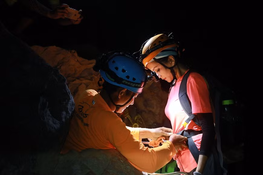 H’Hen is supported to continue her journey to conquer Son Doong. Due to a roof collapse long ago, the subterranean space has become an otherworldly landscape worthy of its nickname, 'The Garden of Eden'. Son Doong Cave, a system of caves in Vietnam’s Phong Nha-Ke Bang National Park near the country’s border with Laos, is the world’s largest cave passage. In addition to its immense size, the Vietnamese cave system is especially remarkable for the jungle it houses.Due to a roof collapse long ago, the subterranean space has become an otherworldly landscape worthy of its nickname. A lot of people find the scenery as spectacular .(Photo: Hai An/ Vietnamplus)