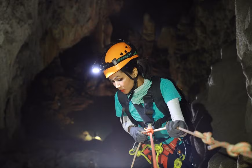 On the first day, the group moves from Phong Nha and En cave gate then stays at En cave for one night. H'Hen Nie enjoys the sight of the spectacular cave. Currently considered to be the 3rd largest cave in the world after Hang Son Doong and Deer Cave in Malaysia, Hang En is quickly becoming one of the most recognisable and impressive caverns on the planet. It is also an attraction for visitors, who love trekking whenever visiting Quang Binh, dubbed the "kingdom of caves" with hundreds of caves of various sizes as well as incredible mountain scenery and sprawling. (Photo : Hai An/Vietnamplus)