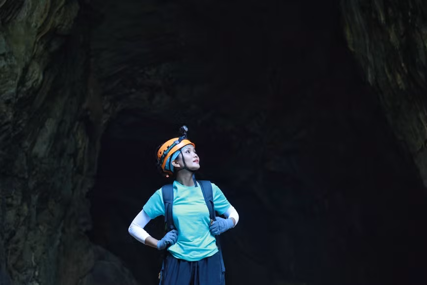 ‘Entering deeper into the cave, the scenery becomes more marvelous with numerous magical stalactites. As soon as I stepped into the cave its majestic beauty and enormous space left me speechless’ H’Hen Nie says. Son Doong cave - one of the largest caves in the world, is located near Phong Nha -Ke Bang National Park, a UNESCO World Heritage Site in Bo Trach district, the central province of Quang Binh. The cave is believed to be formed between 2 and 5 million years ago. Cave experts are researching the connection between Son Doong Cave and neighbouring Thung Cave also in Quang Binh province. (Photo: Hai An/ Vietnamplus)