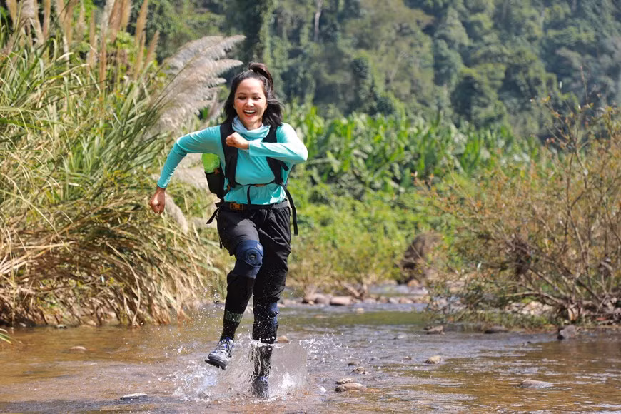 After graduating from high school, H'Hen studied a year at Nha Trang National Ethnic Community College before moving to Ho Chi Minh City to study corporate finance at the College of Foreign Economic Relations. When H'Hen was working as an intern at a bank, she began considering a career in modeling. In 2014, she was discovered by the Vietnamese designer Do Manh Cuong while attempting to begin a modelling career. As she gained interest in the industry, she auditioned for season 6 of Vietnam's Next Top Model in 2015, where she became a finalist. Stepping out of the Miss Universe’s journey, H’Hen Nie, a Vietnamese model and beauty pageant titleholder, enters into another journey to discover Vietnam's nature. (Photo: Hai An/ Vietnamplus)