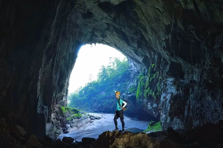 During the first day, the group travels from Phong Nha to En cave gate and spends one night there. The whole tour includes 17km trekking, 8km caving, 800m elevation change, 90m climb of the 'Great Wall of Vietnam.' At present, Oxalis Adventure Tours is granted exclusive rights to accompany adventure seekers to Son Doong for up to 10 years. Oxalis is the only private company licensed to explore Son Doong. Quang Binh province’s authorities approved tours from now till 2030. Earlier, the licence was only given annually. Due to limited space, registration for Son Doong tours must be made well in advance. A four-day expedition costs 3,000 USD.(Photo: Hai An/ Vietnamplus)