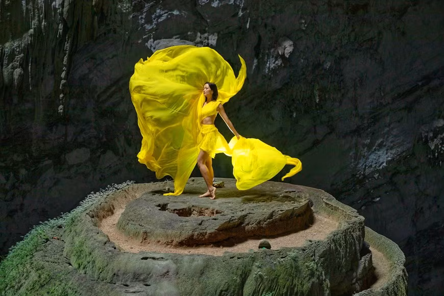 When she dances in her yellow dress, she feels like she is flying. Alan Walker recently put some footage in his music video. An evening gown worn by H’Hen Nie during the Miss Universe 2018 semi-finals has topped a list of the Top 10 yellow evening gowns worn during the pageant’s 10 years, as announced by website Missosology.World famous DJ Alan Walker has unleashed his music video filmed in central Quang Binh Province, including Son Doong cave.The MV depicts a young archaeologist on her quest to discover a place of mystery and wonder. After uncovering a hidden secret in a painting, she finds Quang Binh to be just the destination, mesmerized at the marvels of Son Doong, the largest natural cave in the world. (Photo: Hai An/ Vietnamplus)