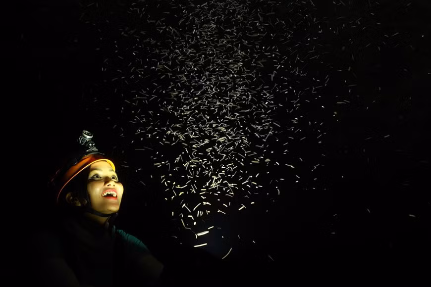 H’Hen Nie enjoys the ‘night stars’ insides the cave. This tour is surely an once-in-a-lifetime experience for the former beauty queen. Phong Nha -Ke Bang National Park, a UNESCO World Heritage Site in Bo Trach district, the central province of Quang Binh. Tour to Son Doong was named among 10 of the best virtual tours of the world's natural wonders by British newspaper The Guardian. Each year, only a handful of tourists are permitted to enter, with groups going into the cave as part of a five-day expedition that involves two nights of camping inside of Son Doong Cave. Due to limited space, registration for Son Doong tours must be made well in advance. A four-day expedition costs 3,000 USD. (Photo: Hai An/Vietnamplus)