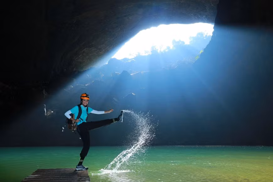 Each year, only a handful of tourists are permitted to enter, with groups going into the cave as part of a five-day expedition that involves two nights of camping inside of Son Doong Cave. The US magazine also mentioned that the cave is so massive, that it even has its own weather system. Clouds gather around colossal natural skylights, 300-feet across, which pour beams of light into the abyss inside. In photo: H’Hen Nie in a traditional costume of her ethnic group at the camp site Beauty queen H’Hen Nie was born and raised in an Ede ethnic minority family in Sut M'Dung village, the Central Highland province of Dak Lak. (Photo: Hai An/ Vietnamplus)