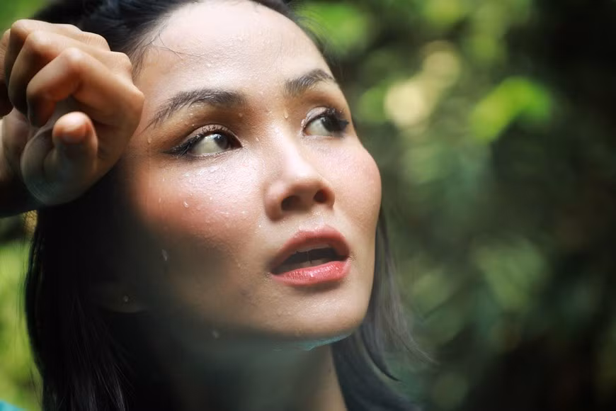 This experience is truly interesting and challenging for H’Hen Nie, who is Miss Universe in 2017 and in the top 5 in Miss Universe 2018. Oxalis is the only private company licensed to explore Son Doong. Quang Binh province’s authorities approved tours from now till 2030. Earlier, the licence was only given annually. Due to limited space, registration for Son Doong tours must be made well in advance. A four-day expedition costs 3,000 USD. Despite the physical demands guests are perfectly cared for, two caving experts, three local guides, two chefs, two park rangers and 20 porters join every expedition. The scale of the operation is phenomenal, and this ensures everyone's safety and welfare, along with the preservation of the cave, is looked after with expert precision. (Photo: Hai An/ Vietnamplus)