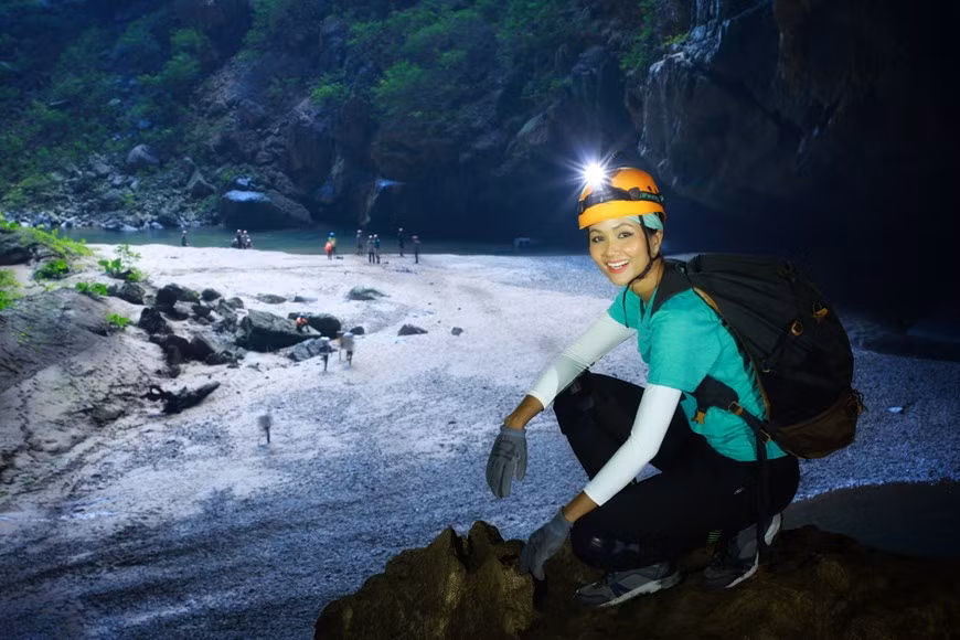 Former Miss Universe H’Hen Nie eagers for a new experience in her life, which is an adventurous journey to discover Son Doong Cave in central Quang Binh province. Beautiful smile for a smooth departure, With Ede ethnic minority blood running through her veins, the Ede ethinic girl is up for the challenge. Located in the heart of the UNESCO-listed Phong Nha-Ke Bang National Park in Vietnam's Quang Binh province, Hang Son Doong is one of the most captivating destinations that can be experienced in Southeast Asia. The cave was First discovered in 1990 by Ho Khanh, a local farmer who was seeking shelter from a passing storm in the jungle. (Photo: Hai An/ Vietnamplus)