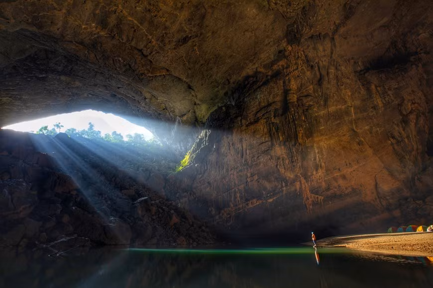 Son Doong cave - one of the largest caves in the world, is located near Phong Nha -Ke Bang National Park, a UNESCO World Heritage Site in Bo Trach district, the central province of Quang Binh. The cave is believed to be formed between 2 and 5 million years ago. Cave experts are researching the connection between Son Doong Cave and neighbouring Thung Cave. If the connection is made, Son Doong will be the largest cave in the world by volume, as well as cross-section. It was named among 10 of the best virtual tours of the world's natural wonders by British newspaper The Guardian (Photo: Hai An/ Vietnamplus)