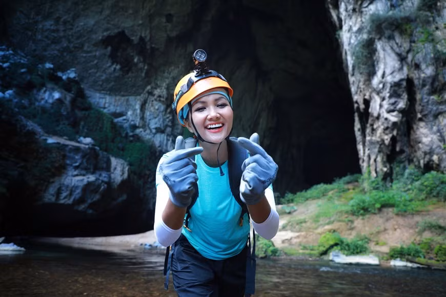 Former Miss Universe H’Hen Nie is eager for a new experience in her life, which is an adventurous journey to discover Son Doong Cave in central Quang Binh province. The whole tour includes 17km trekking, 8km caving, 800m elevation change, 90m climb of the 'Great Wall of Vietnam.' At present, Oxalis Adventure Tours is granted exclusive rights to accompany adventure seekers to Son Doong for up to 10 years. Stretching more than five kilometers (three miles) long and reaching heights of 200 meters (650 feet), In 2013 Hang Son Doong was opened to the public for the first time, with the adventure tour company Oxalis running the exclusive five-day expedition (Photo: Hai An/Vietnamplus)