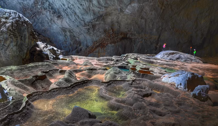 Millions-of-year masterpieces of nature in the cave. Cave experts are researching the connection between Son Doong Cave and neighbouring Thung Cave. If the connection is made , Son Doong will be the largest cave in the world by volume, as well as cross-section. Yet there is plenty to see in the cave, with parts of it illuminated by two dolines – or sinkholes – that can flood the cave with beams of spectacular sunlight. Within its depths are the world’s largest stalagmites and a jungle with trees up to 50m high. Tourists can see up to 1.5km but the cave’s own weather system can make clouds that are spectacular but cut down visibility.(Photo: Hai An/Vietnamplus)