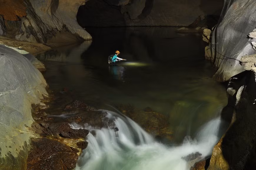 Not only rowing high on slippery rocks, H’Hen Nie also has to swim through the underground streams. The mighty Rao Thuong River carved out Son Doong as it eroded away the limestone, forming an enormous tunnel beneath the Truong Son Mountains. Despite the physical demands guests are perfectly cared for, two caving experts, three local guides, two chefs, two park rangers and 20 porters join every expedition. The scale of the operation is phenomenal, and this ensures everyone's safety and welfare, along with the preservation of the cave, is looked after with expert precision. Besides the fantastic experience and unique beauty of this adventure, the journey to Hang Son Doong has resulted in a growing industry that has improved the lives of many -- tourism. (Photo: Hai An/ Vietnamplus)