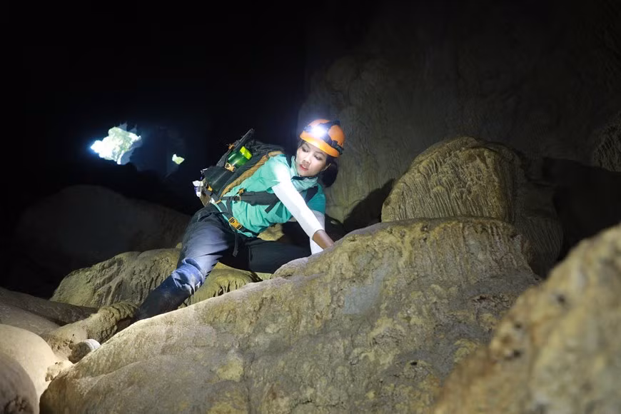 There are many sections where H’Hen has to squeeze or crawl through. This section is dangerous, and she has to take special care or else face disaster. The journey to Hang Son Doong is not for the faint-hearted. Involving two days of intense jungle trekking and river crossings to reach the entrance, nights are spent camping inside the cave and the nearby Hang En, now known to be the third largest cave in the world. Once inside hikers are expected to abseil, climb, crawl and swim through underground rivers to arrive at the end of the cave. It is an adventure like no other. (Photo: Hai An/Vietnamplus)