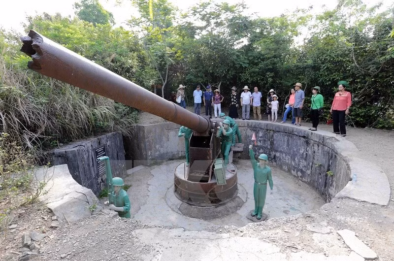 Tourists visit the cannon fort in Cat Ba (Photo: VNA)