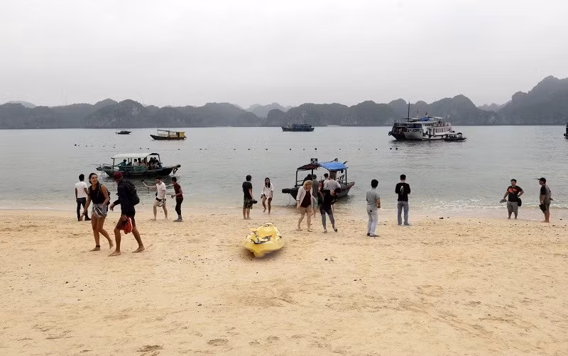 Holidaymakers visit Monkey Island (Photo: VNA)