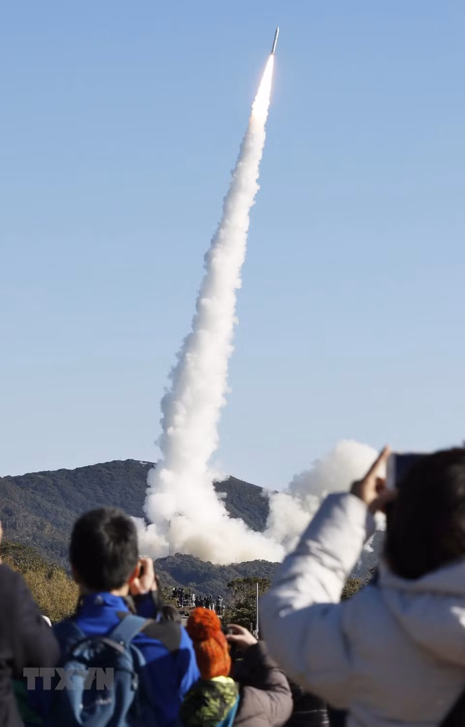 It is also set to receive sensory signals from the ground and then transfer data to other distant places on earth, while testing new materials like atomic oxygen and antimony tin oxide coating solar cell (Photo: VNA)