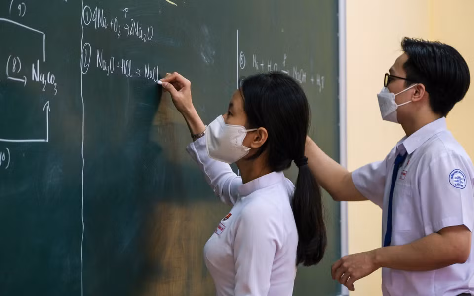 Students of Chau Van Liem high school in the southern Can Tho city review what they have learnt during online learning period. (Photo: VNA)