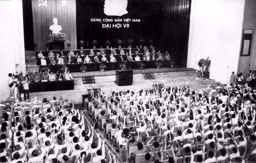 The seventh National Party Congress takes place in Hanoi from June 24-27, 1991. It is attended by 1,176 delegates, representing 2 million Party members nationwide. Comrade Do Muoi is elected Party General Secretary (Photo: VNA)