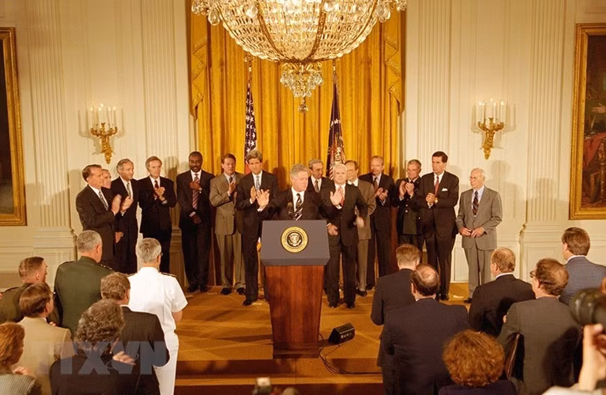 US President Bill Clinton declares the normalisation of diplomatic relations with Vietnam on the night of July 11, 1995. (Photo: VNA)