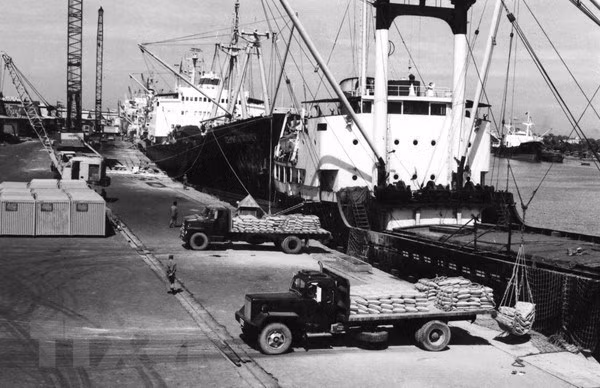 The Politburo issues Resolution No. 10/NQ-TW on the reform of agricultural management on April 5, 1988. One year later, from a food importer, Vietnam not only ensured domestic supply but also exported over 1 million tonnes of rice. In the photo: Exporting rice at Saigon port (Photo: VNA)